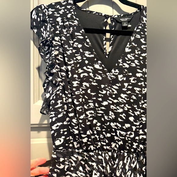 Simply Vera Wang NWOT Printed Ruffle Dress, size M, lined, beautiful, feminine - Picture 2 of 4